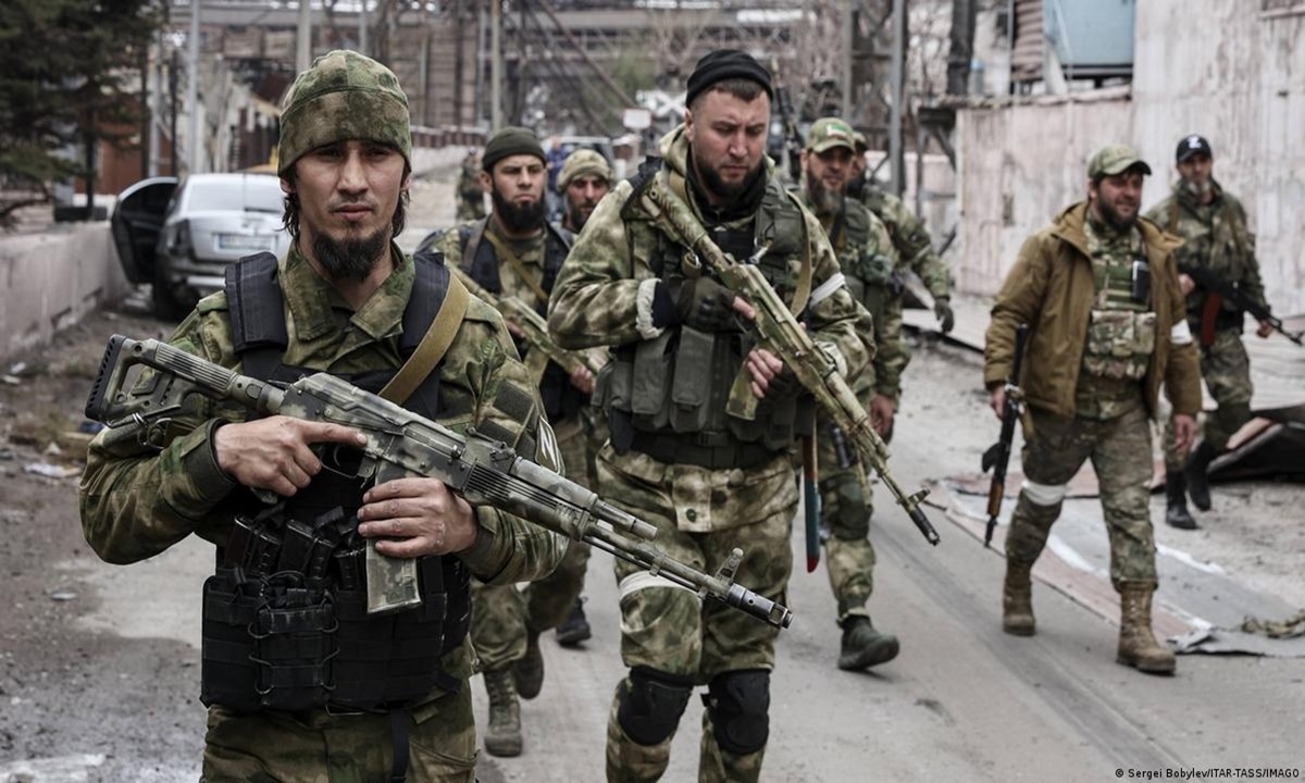 Russian Soldiers Execute Captured Ukrainian Troops; Investigation Begins