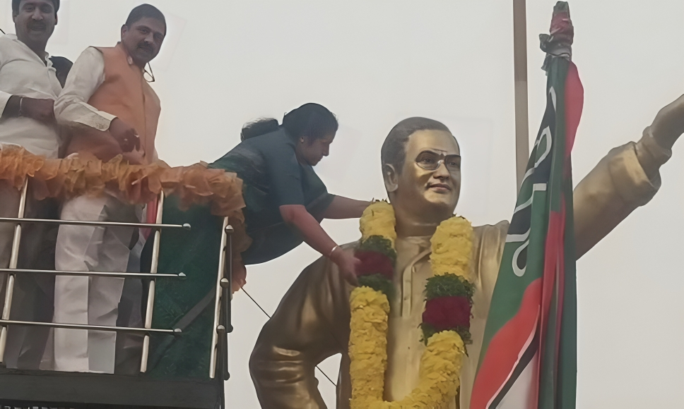 Purandeswari Pays Floral Tribute To Late CM NTR On His Death Anniversary