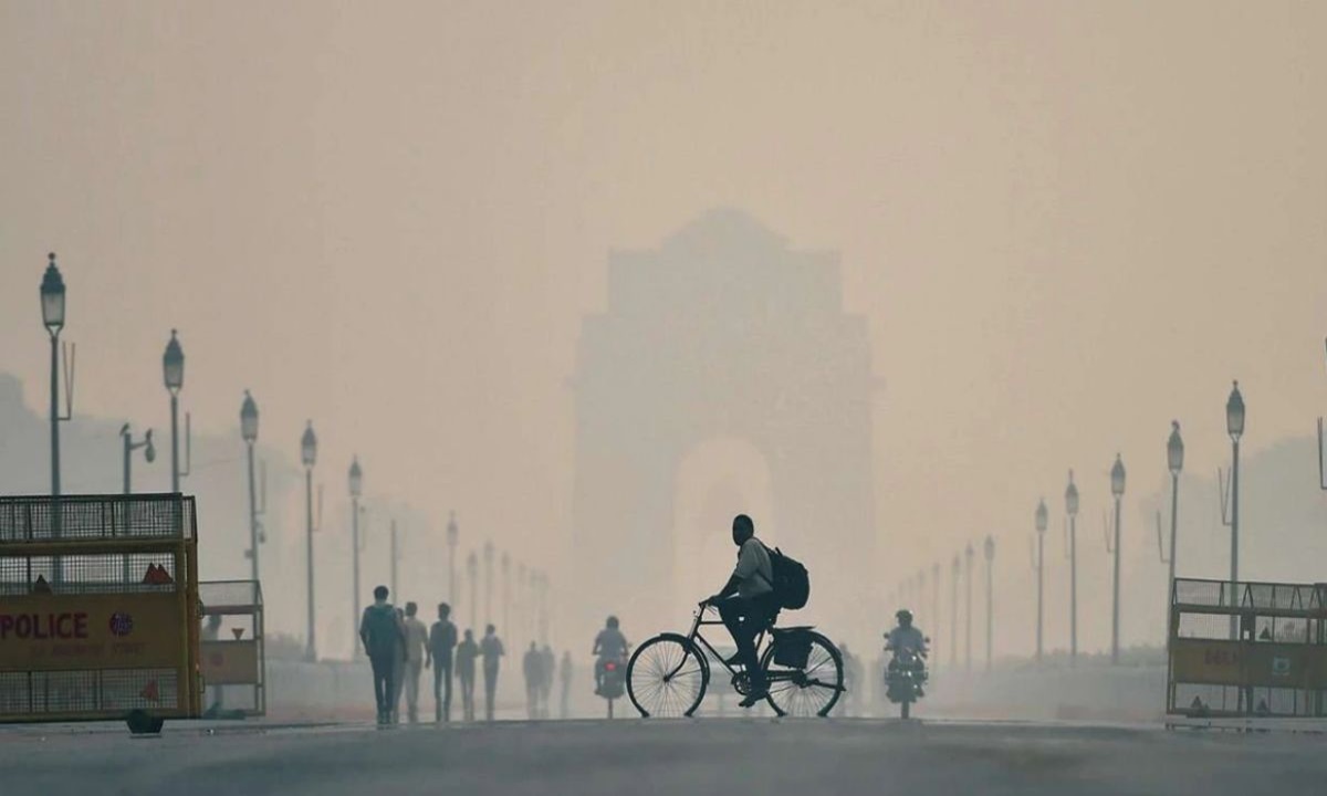 Dense Fog Covered In Delhi, People Suffer From Health Problems