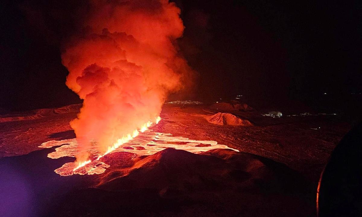 800 People Evacuated Following Indonesian Volcanic Eruption